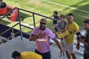 Με το χέρι... στην καρδιά-σήμα!