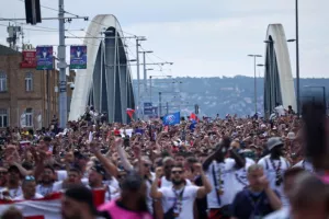 Τρέλα από τους φίλους της Παρί Σεν Ζερμέν, με συνθήματα και καπνογόνα!
