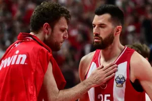 Βεζένκοφ για Πίτερς: «Του αξίζουν τα καλύτερα - Ό,τι κι αν αποφασίσει, θα έχει θέση στην καρδιά μας»
