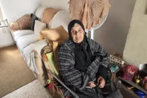 Η γηραιότερη ψηφοφόρος της Πάφου παραμένει πιστή στο ραντεβού με την κάλπη