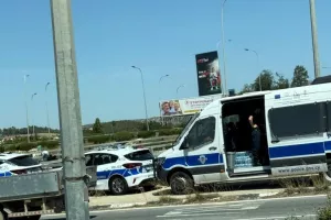 (ΦΩΤΟΣ) Ισχυρή αστυνομική παρουσία στη Ριζοελιά