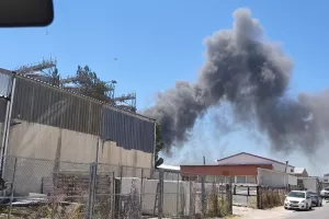Μεγάλη πυρκαγιά σε εργοστάσιο στη βιομηχανική περιοχή Αραδίππου