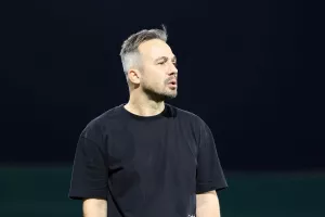Περιμένει απαντήσεις από τρεις στόχους