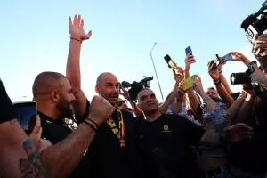 Έφτασε ο Σπανούλης - Πανζουρλισμός από 5.000 οπαδούς του Άρη στο αεροδρόμιο!