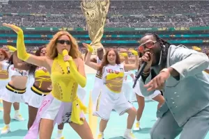 (ΒΙΝΤΕΟ)  Η Shakira και ο Burna Boy σφύριξαν την...έναρξη!