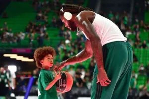 Με τον γιο του στο παρκέ λίγο πριν το Game 2