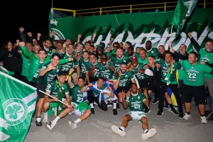 Γιορτάζει με...τίτλο