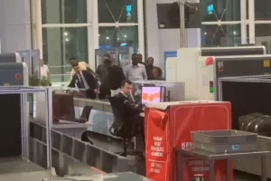 Ο Σομαλός ρεφ που έχασε το Μουντιάλ επιστρέφει στην πατρίδα του (Βίντεο)