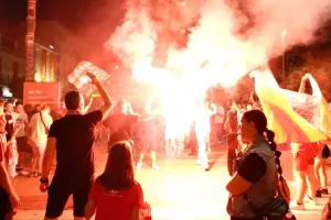 (ΦΩΤΟΣ) Οι πανηγυρισμοί στον Πειραιά