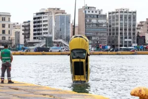 Ταξί έπεσε στο λιμάνι του Πειραιά-νεκρός ο οδηγός