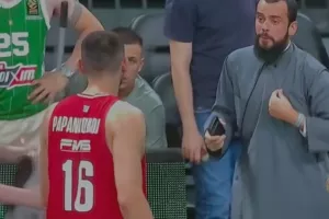 Ποιος είναι ο «πράσινος» Παπάς που ζήτησε τη φανέλα του Παπανικολάου