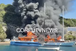 Φωτιά στο λιμάνι των Παξών (βίντεο)