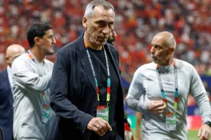Ένταση με Δώνη στη συνέντευξη Τύπου: «Πιστεύετε ότι θα με απολύσουν για το 5-4-1;»