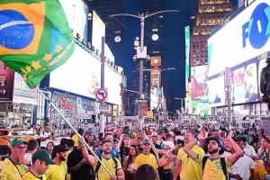 (Βίντεο) Βραζιλιάνοι πλημμύρισαν την Times Square για την πρόκριση στους "16"