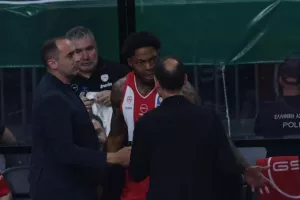 Ο έντονος διάλογος Μπαρτζώκα – Τζόουνς, στην αλλαγή του Αμερικανού σέντερ