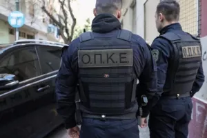 Μεγάλη επιχείρηση στην Αττική για την εξάρθρωση κυκλώματος όπλων και ναρκωτικών 