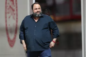 (Βίντεο) Ο Μαρινάκης έδωσε πριμ... 100 χιλιάδων ευρώ!