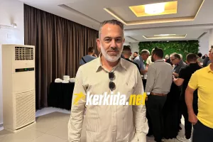 Ανοίγει... τα χαρτιά του