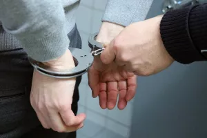 Συνελήφθησαν τρία πρόσωπα για υπόθεση συνωμοσίας 