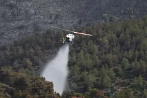 Πυροσβεστικό ελικόπτερο έπεσε σε λίμνη (Bίντεο)