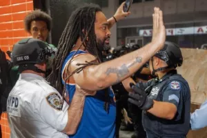 Σκηνές χάους και νέες συλλήψεις στη Νέα Υόρκη, στο ματς των Νικς με τους Σπερς!