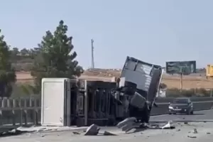 Ανατροπή φορτηγού έκλεισε τον αυτοκινητόδρομο Λευκωσίας-Λεμεσού