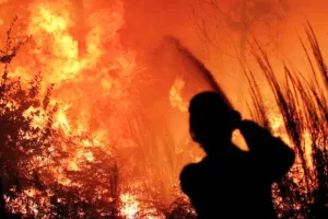 Τεράστια φωτιά στη βόρεια Πορτογαλία, επιχειρούν 1.000 πυροσβέστες