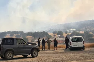 Βλήματα έθεσαν σε κίνδυνο την Αγία Άννα, καμπάνες εκκένωσαν το χωριό