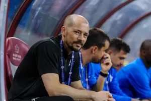 Προσαρμόζει το πλάνο στον αντίπαλο