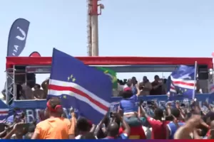 ΒΙΝΤΕΟ-Αποθέωση στην επιστροφή/Praia-Cape Verde