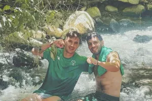 (Φώτος) Παγοθεραπεία στο ποτάμι!