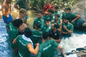 (Φώτος) Παγοθεραπεία στο ποτάμι!