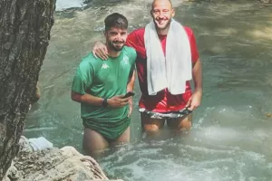 (Φώτος) Παγοθεραπεία στο ποτάμι!