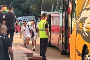 (ΒΙΝΤΕΟ/ΦΩΤΟΣ Kerkida) ΕΦΤΑΣΕ στο γήπεδο η αποστολή της Ομόνοιας