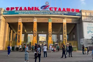 To Kerkida έξω από το Almaty Ortalyk Stadion (Φώτος)