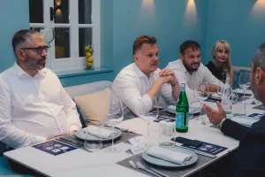 Δείπνο, δώρα και συζήτηση 