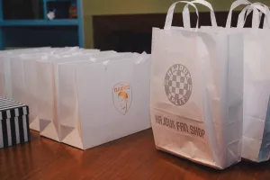 Δείπνο, δώρα και συζήτηση 