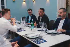 Δείπνο, δώρα και συζήτηση 
