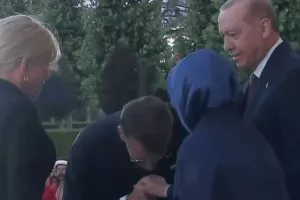 Γκάφα... Μακρόν με τη σύζυγο του Ερντογάν