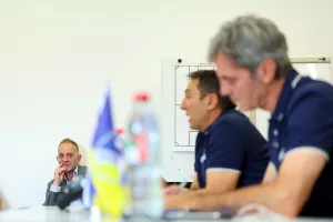 Τους... βλέπει με προσοχή!