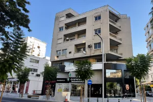 Στο σφυρί γνωστό εμπορικό κτήριο στη Μακαρίου έναντι €5,5 εκατ.
