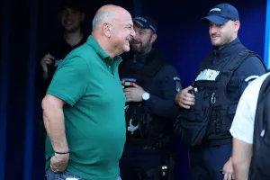Καραπατάκης-αστυνομικοί και... χαμόγελα