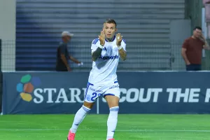 Ο Τόμας "υπέγραψε" το πρώτο!