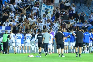 (Φώτος) Η νύχτα βάφτηκε... κυανόλευκη!