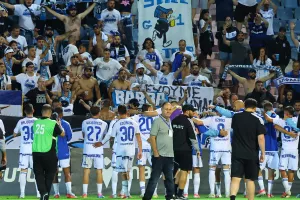 (Φώτος) Η νύχτα βάφτηκε... κυανόλευκη!