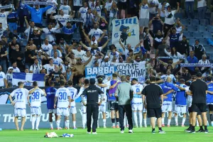 (Φώτος) Η νύχτα βάφτηκε... κυανόλευκη!