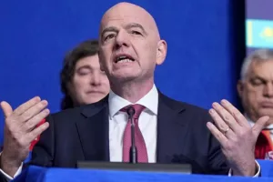 Επιθυμεί να απονέμει το τρόπαιο με τον Τράμπ