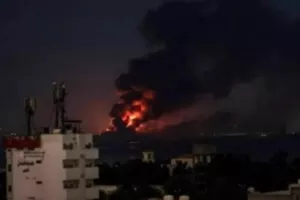 «Χτύπησε» η Σαουδική Αραβία το λιμάνι Χοντέιντα – Οι Χούθι απειλούν με αντίποινα