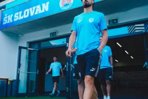(ΦΩΤΟΣ) Η άφιξη της Πάφου στο Štadión Tehelné 