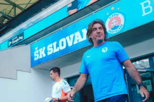 (ΦΩΤΟΣ) Η άφιξη της Πάφου στο Štadión Tehelné 